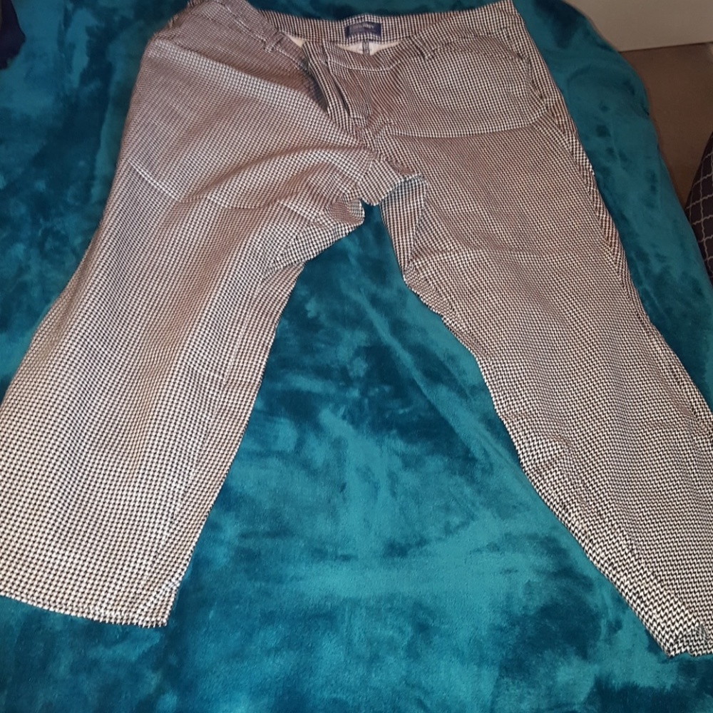 Old Navy Pixie Mid-Rise NWOT